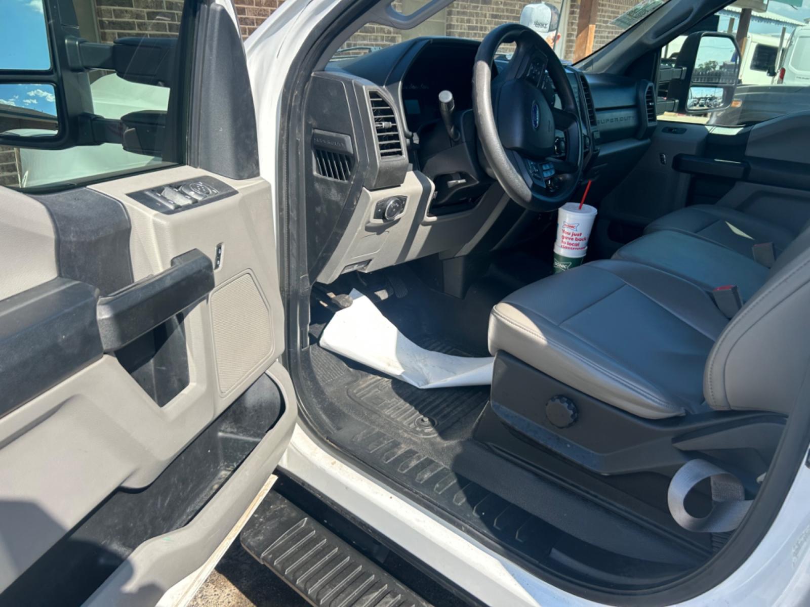 2019 White Ford F-250 SD XL Crew Cab 4WD (1FT7W2B68KE) with an 6.2L V8 OHV 16V engine, 6A transmission, located at 1687 Business 35 S, New Braunfels, TX, 78130, (830) 625-7159, 29.655487, -98.051491 - Photo #4